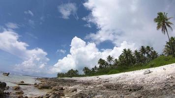 vue en accéléré de la plage de bora bora, polynésie française.