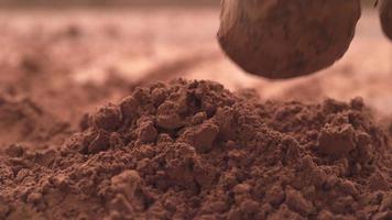 truffes au chocolat tombant dans la poudre de chocolat au super ralenti. tourné sur une caméra haute vitesse phantom flex 4k. video