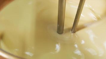 Mezclar ingredientes para fudge de chocolate en la fábrica de caramelos video