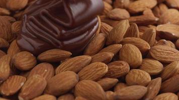 chocolat fondu versant sur les amandes video