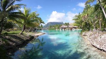 vue en accéléré de la station balnéaire de bora bora, polynésie française. video