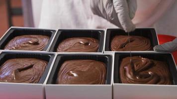 fazendo calda de chocolate na fábrica de doces video