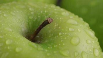 primo piano di mela verde con gocce d'acqua video