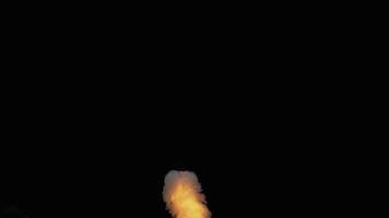 explosão de fogo em super câmera lenta. filmado em câmera de alta velocidade phantom flex 4k. video