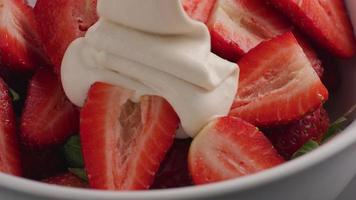 chocolat blanc versant sur des fraises fraîches video