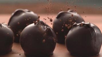 chocolate em pó caindo sobre trufas em super câmera lenta. filmado em câmera de alta velocidade phantom flex 4k. video