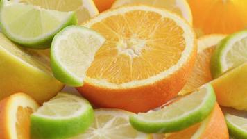 verscheidenheid aan vers gesneden citrusvruchten. sinaasappel, citroen, limoen. video