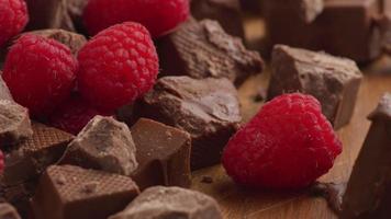 trozos de chocolate con frambuesas rojas frescas video