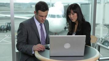 homme d'affaires et femme d'affaires se réunissent à l'aéroport video