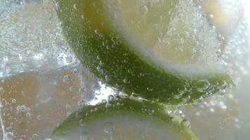 soda al limone e lime in super slow motion. girato su phantom flex 4k fotocamera ad alta velocità. video