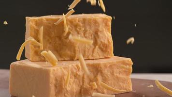 Cheddar-Käse in Superzeitlupe. Aufgenommen mit Phantom Flex 4k Hochgeschwindigkeitskamera. video