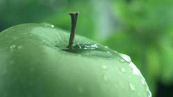 extreme close-up van waterdruppel op appel in slow motion geschoten op phantom flex 4k met 1000 fps video