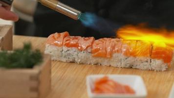 flambeado de sushi en cámara lenta