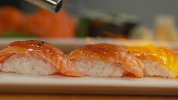 sushi flambeado en cámara super lenta con phantom flex 4k video