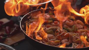 Frite em uma frigideira em chamas em câmera super lenta filmada em phantom flex 4k video