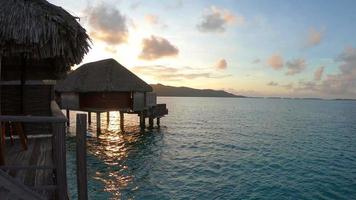 ondergaande zon boven lagune in bora bora, frans polynesië. video