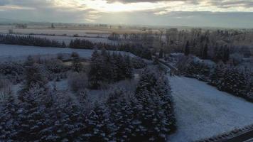 flyger över Oregon landsbygd på vintern täckt av snö