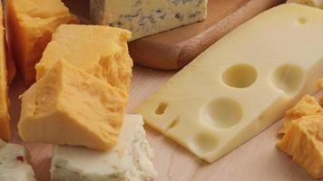 variedade de queijos cheddar queijo azul swiss pepper jack video