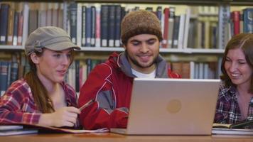 grupo de estudantes universitários na biblioteca video
