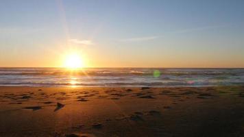 puesta de sol en la playa, lincoln city, oregon video