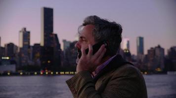 man in new york city praten op mobiele telefoon video