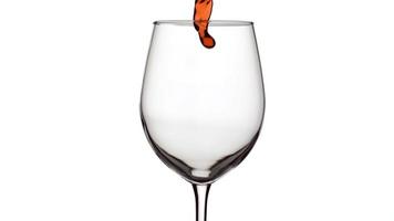 colpo al rallentatore di vino rosso che versa nel bicchiere su sfondo bianco girato su phantom flex 4k a 1000 fps video