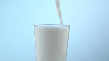 mjölk häller och stänker i slow motion skott på fantom flex 4k vid 1000 fps video