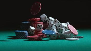 Würfel und Pokerchips, die in Zeitlupe fallen, aufgenommen auf Phantom Flex 4k mit 1000 fps video