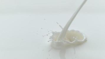 Milch gießen und spritzen in Zeitlupe, aufgenommen auf Phantom Flex 4k bei 1000 fps
