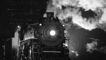 Locomotora de vapor por la noche en blanco y negro video