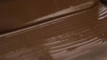 geschmolzene Schokolade, die in einer Süßwarenfabrik gießt video