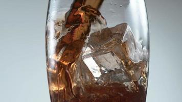 Cola in Superzeitlupe über Eis gießen. Aufgenommen mit Phantom Flex 4k Hochgeschwindigkeitskamera. video