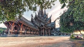 santuario de la verdad en pattaya tailandia