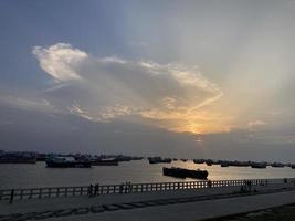 hermosa vista del mar y el cielo con barcos foto