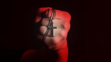 rezando con un rosario