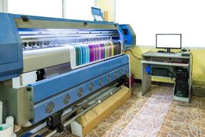 Impresora de inyección de tinta grande que trabaja CMYK multicolor en pancarta de vinilo con control por computadora