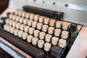 Máquina de escribir clásica obsoleta con teclado tailandés foto