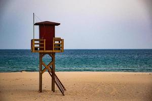 cabaña de salvavidas y playa foto