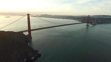 solnedgång antenn skott av Golden Gate Bridge i San Francisco, Kalifornien video