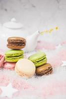 deliciosos macarons con un té en una tetera foto