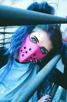 joven punk con una máscara rosa foto