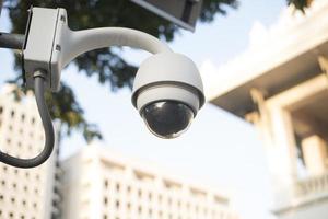 Cámara CCTV o tecnología de vigilancia en la ciudad. foto