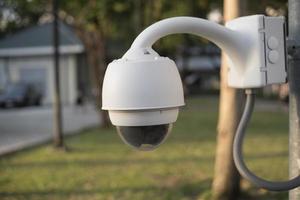Cámara CCTV o tecnología de vigilancia en la ciudad. foto