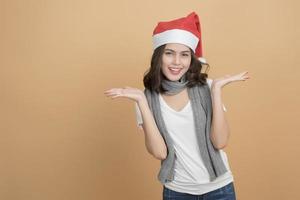 Hermosa niña de Navidad con gorro de Papá Noel con cajas sobre fondo de otoño foto