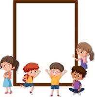 Banner vacío con muchos niños haciendo diferentes actividades. vector