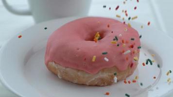 hagelslag vallen op donut in slow motion geschoten op phantom flex 4k met 1000 fps video