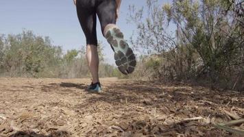 en ung kvinna löpare går trail running. video