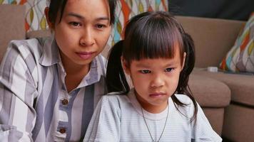 Triste garçon et mère frustré fatigué faisant des devoirs à la maison difficultés d'apprentissage concept d'éducation à l'école à la maison video