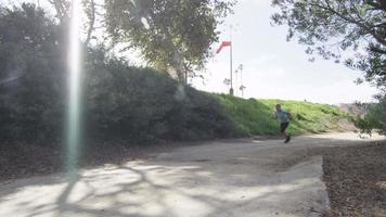 en ung kvinna löpare går trail running. video