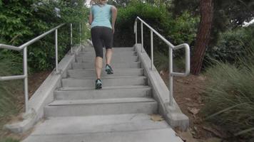 en kvinnalöpare som kör trappor.